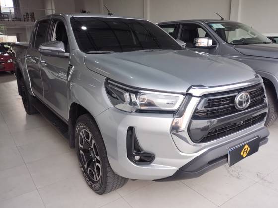 TOYOTA HILUX 2.8 D-4D TURBO DIESEL CD SRX 4X4 AUTOMÁTICO